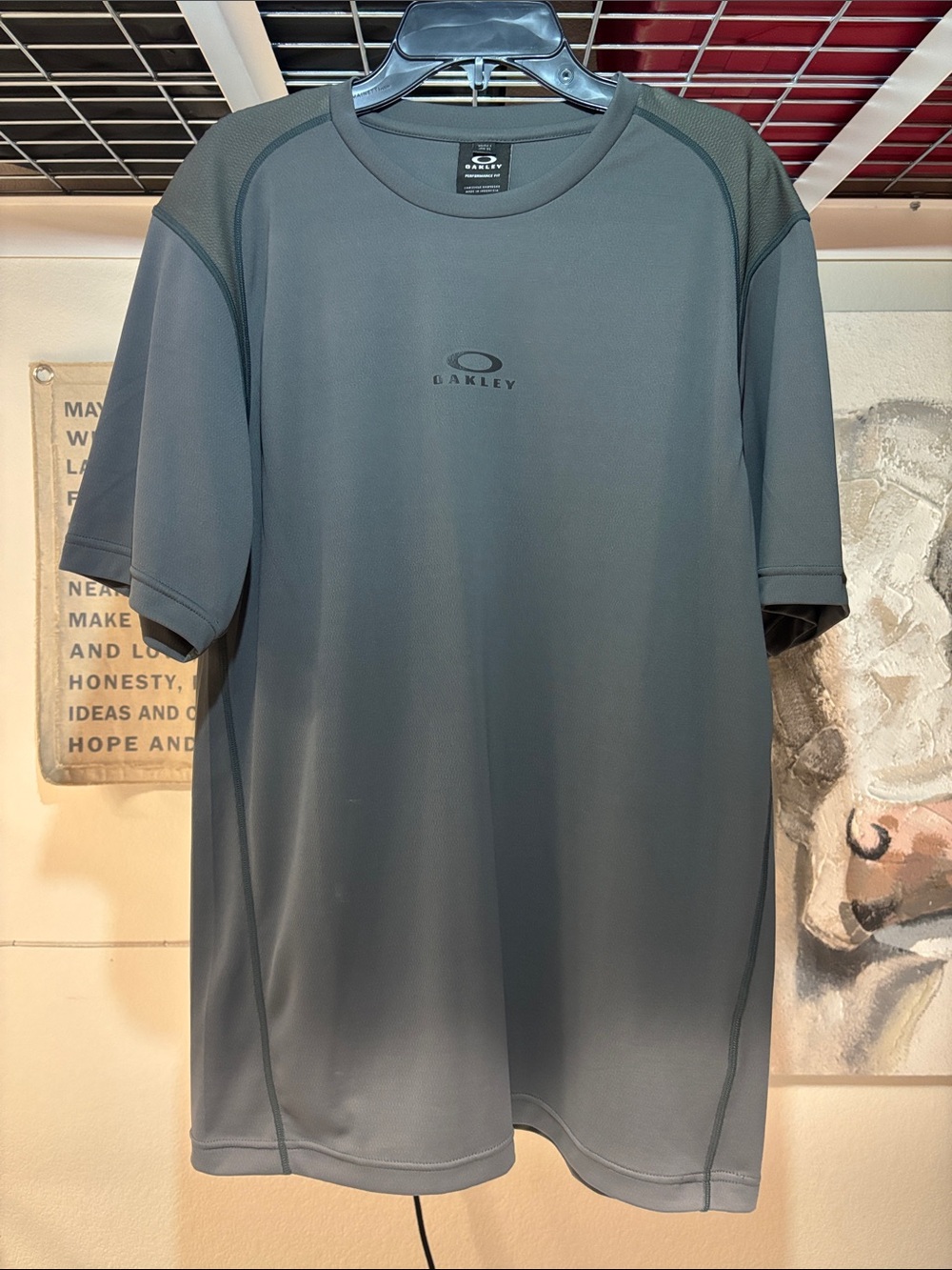 Men’s Gray Oakley Performance Short Sleeve Size Large